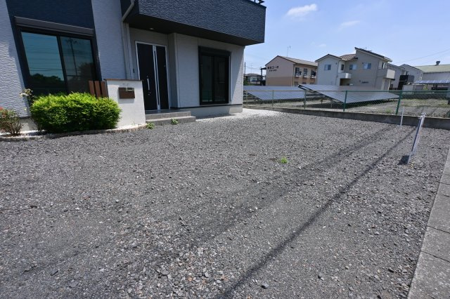 【駐車場】 | 邑楽郡大泉町大字吉田　中古戸建住宅 | 並列駐車可能なカースペースです！お客様も遊びに来やすいですね♪