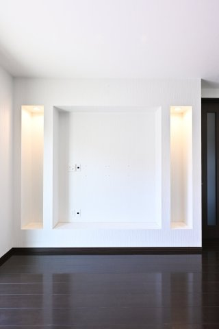【居間・リビング】 | 邑楽郡大泉町大字吉田　中古戸建住宅 | 温かみのある木目のフローリングが印象的なリビング。
家族団らんの時間をゆったりとお楽しみください♪