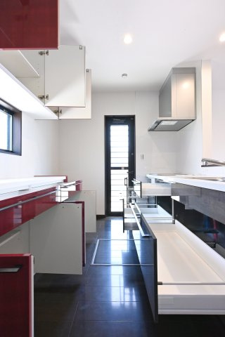 【キッチン】 | 邑楽郡大泉町大字吉田　中古戸建住宅 | 家族並んで料理ができるワイドカウンターのキッチン♪ スライド収納でラクラク収納できます♪