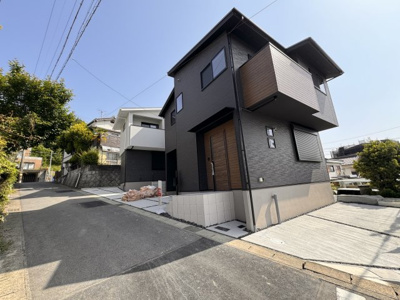 【前面道路含む現地写真】 | 尾張旭市桜ケ丘町西全２棟《白凰小　西中》 | LINEから簡単お問合せ可能！
友達検索で@nqk7328tです！。