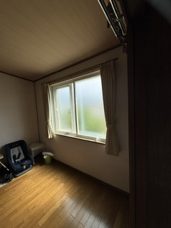 武佐３丁目　売家の洋室|1F洋室南側の窓です。
