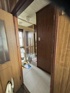 武佐３丁目　売家のその他|居間から玄関方向です。