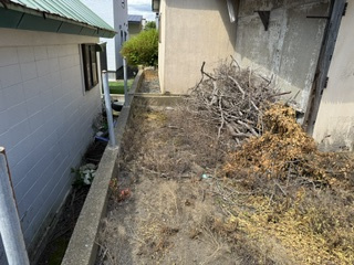 武佐３丁目　売家のその他|西側の土留めです。西側の土地より高くなっています。