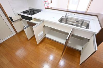 【キッチン】 | 邑楽郡大泉町朝日3丁目　中古戸建住宅 | 収納もこんなにたくさん！深いお鍋や食器もしっかり仕舞えます♪