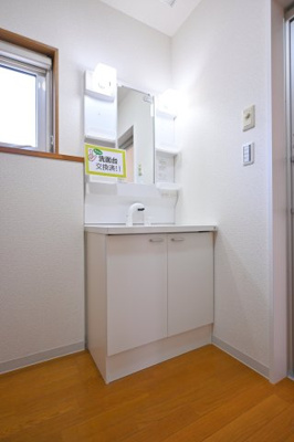 【独立洗面台】 | 邑楽郡大泉町朝日3丁目　中古戸建住宅 | 新しい洗面台は清潔感もあって家族みんなが使いやすい仕様です♪