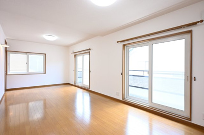 【洋室】 | 邑楽郡大泉町朝日3丁目　中古戸建住宅 | 2階の居室は３面採光でとても明るく気持ちの良い空間です♪