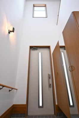 【玄関】 | 邑楽郡大泉町朝日3丁目　中古戸建住宅 | 吹き抜けの玄関は開放感があり気持ちの良い空間です！