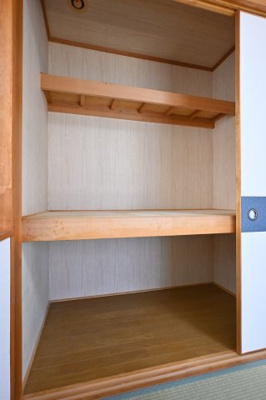 【収納】 | 邑楽郡大泉町朝日3丁目　中古戸建住宅 | １階和室の収納です。棚付きで収納しやすい！