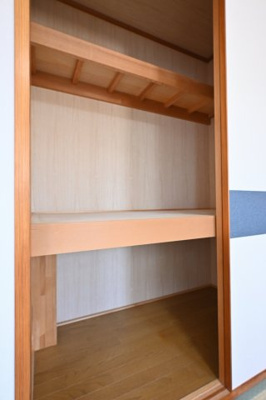 【収納】 | 邑楽郡大泉町朝日3丁目　中古戸建住宅 | ２階和室の収納です♪こちらも棚付きで使いやすい♪