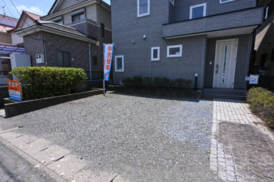 【駐車場】 | 邑楽郡大泉町朝日3丁目　中古戸建住宅 | 並列２台駐車可能な駐車場です♪