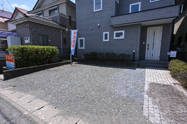 【駐車場】 | 邑楽郡大泉町朝日3丁目　中古戸建住宅 | 並列２台駐車可能な駐車場です♪