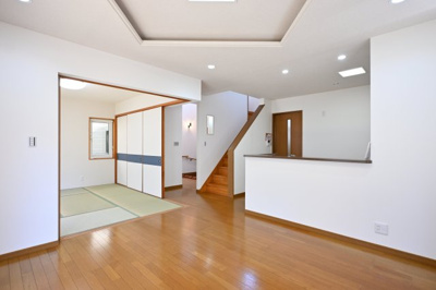 【居間・リビング】 | 邑楽郡大泉町朝日3丁目　中古戸建住宅 | 玄関から段差のないスムーズな導線で家族みんなが過ごしやすいLDKです♪