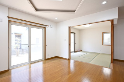 【居間・リビング】 | 邑楽郡大泉町朝日3丁目　中古戸建住宅 | 南向きの大きな窓から陽の光がしっかりと入ります♪