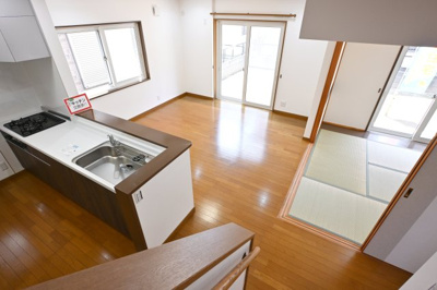 【居間・リビング】 | 邑楽郡大泉町朝日3丁目　中古戸建住宅 | LDK内の階段、続き間の和室と自然と家族が集まる空間です♪