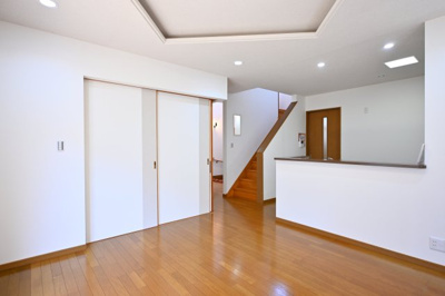 【居間・リビング】 | 邑楽郡大泉町朝日3丁目　中古戸建住宅 | ふすまを閉めて独立した和室として使うこともできます♪