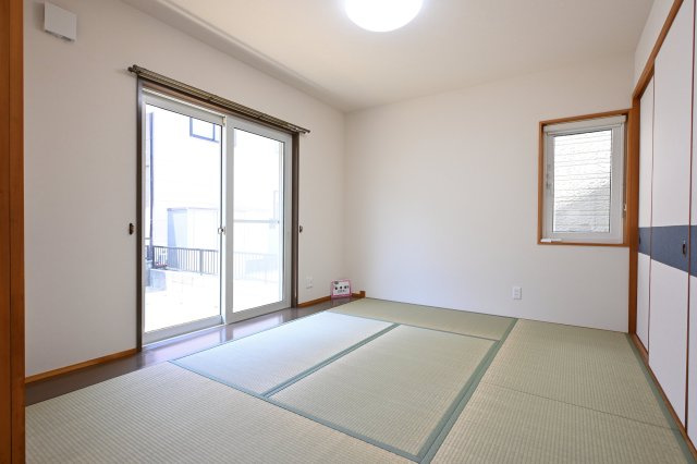 【和室】 | 邑楽郡大泉町朝日3丁目　中古戸建住宅 | 和室は広々としていて明るい空間です♪