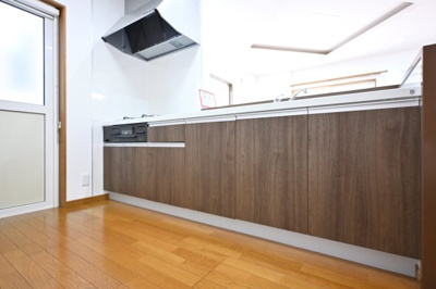 【キッチン】 | 邑楽郡大泉町朝日3丁目　中古戸建住宅 | 木目調のキッチンは機能的で料理の時間も楽しくなりますね♪