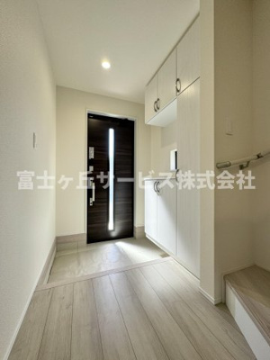 【玄関】 | 焼津市大村3丁目 新築一戸建て A号棟 | 収納もある玄関です