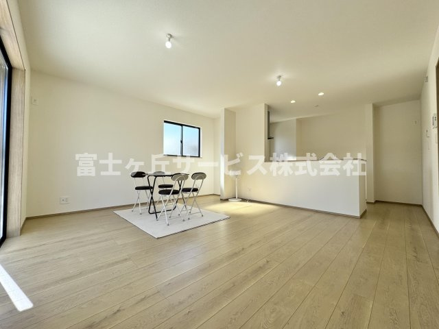 【居間・リビング】 | 焼津市大村3丁目 新築一戸建て B号棟 | リビングダイニングです