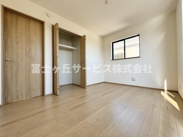 【洋室】 | 焼津市大村3丁目 新築一戸建て B号棟 | バルコニーに面した洋室です