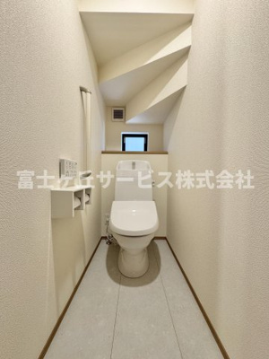 【トイレ】 | 焼津市大村3丁目 新築一戸建て B号棟 | 1Fトイレです
2Fにも同タイプのトイレがあります