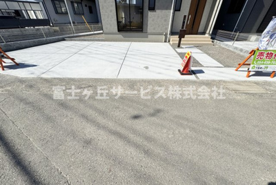 【駐車場】 | 焼津市大村3丁目 新築一戸建て B号棟 | 車種により3台駐車可能です