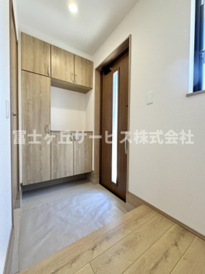 【玄関】 | 焼津市大村3丁目 新築一戸建て B号棟 | 収納もある玄関です