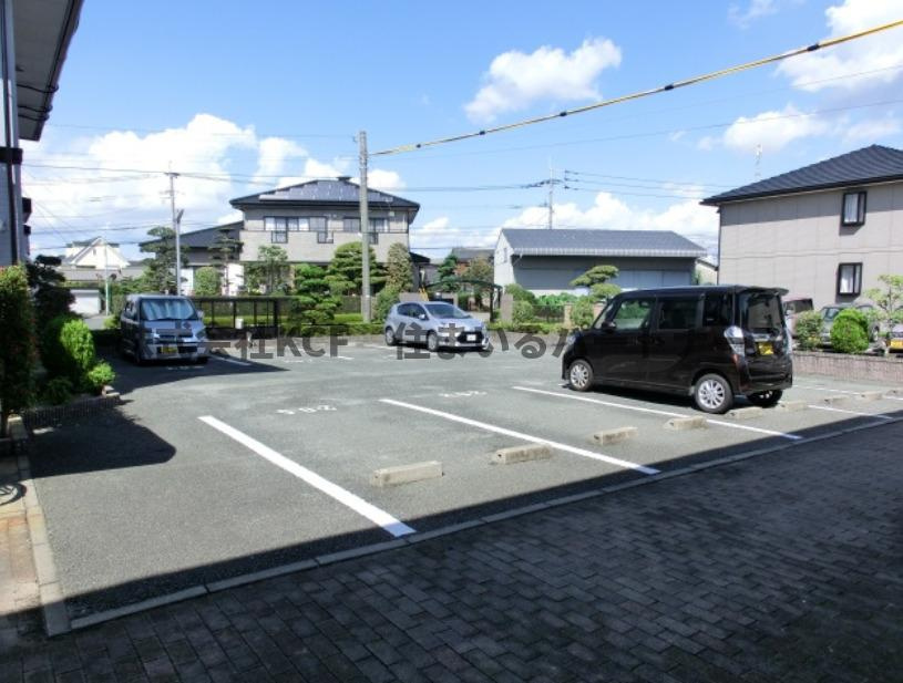 カサグランデⅡの駐車場|駐車場があるので、車を買う予定の方も安心です