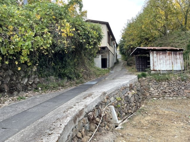 松山市窪野町の売地の前面道路含む現地写真