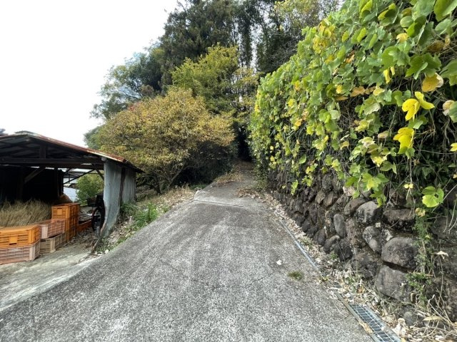 松山市窪野町の売地の前面道路含む現地写真