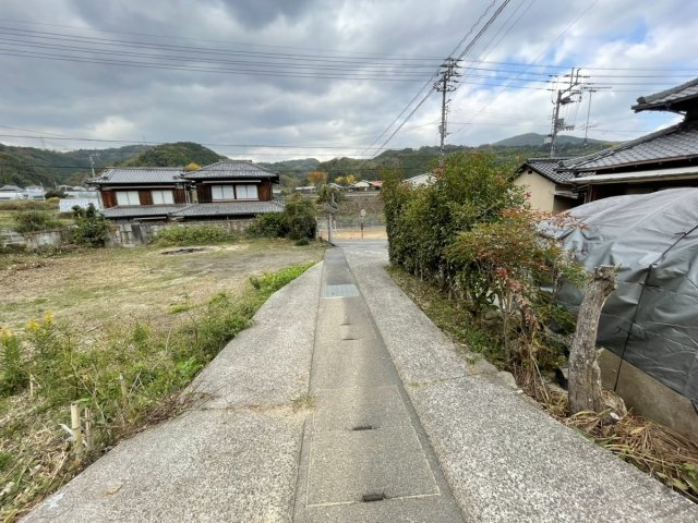 松山市窪野町の売地の前面道路含む現地写真
