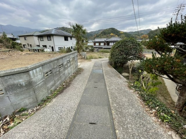 松山市窪野町の売地の前面道路含む現地写真