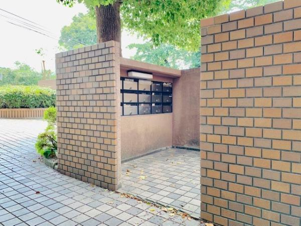 ヒルハイツ妙蓮寺のエントランス