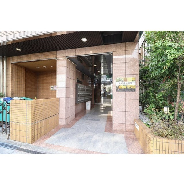 ドミール堺筋本町のエントランス