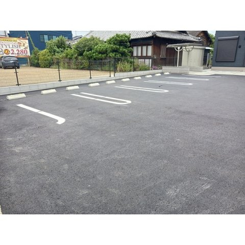 リアン・シダーの駐車場