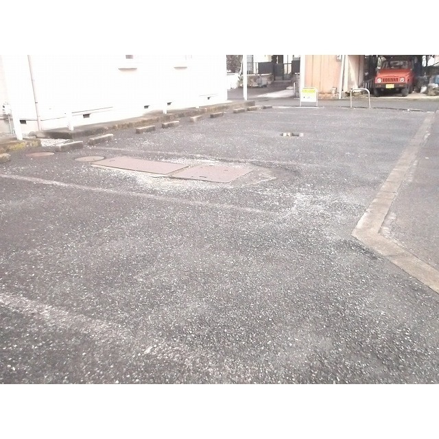 諏訪の森ハイツの駐車場