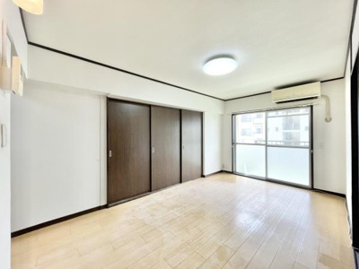 【居間・リビング】 | 泉北槇塚台住宅五号棟 | 大切なご家族が集まるからこそＬＤＫはこだわりたい！休日はおひさまの光をたっぷりと取りこめるリビングでゆったりと過ごしませんか？