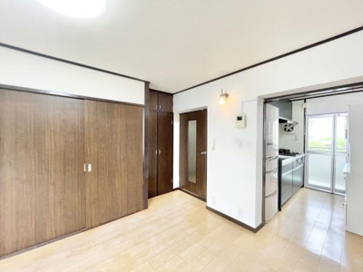 【居間・リビング】 | 泉北槇塚台住宅五号棟 | ここにはみんなが集い、食事と楽しい会話が始まる。話に夢中になりすぎて、ついつい時を忘れてしまう。そんな束の間の幸せを感じさせてくれる場所。