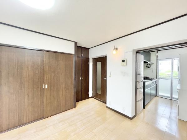 【居間・リビング】 | 泉北槇塚台住宅五号棟 | ここにはみんなが集い、食事と楽しい会話が始まる。話に夢中になりすぎて、ついつい時を忘れてしまう。そんな束の間の幸せを感じさせてくれる場所。