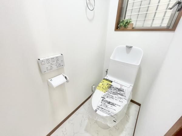 【トイレ】 | 2階にもトイレがあります。
1階にわざわざ降りなくて済むので重宝しますよ♪


