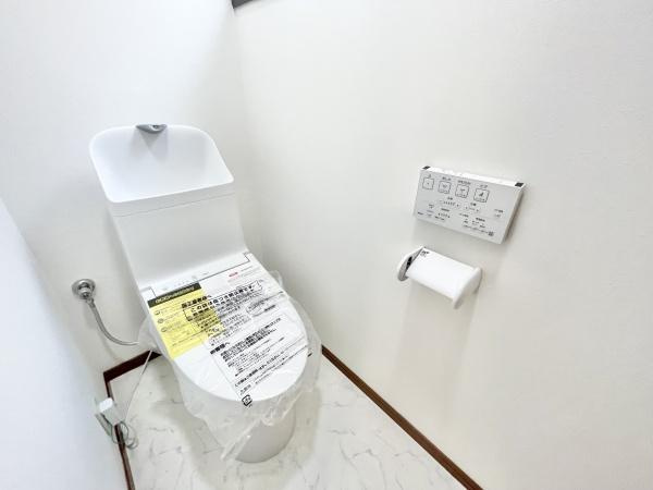 【トイレ】 | 窓があるので、換気しやすく匂いもこもりません♪暗くなりがちなトイレも明るいですよ♪