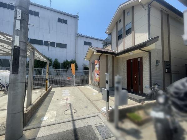 【駐車場】 | 前面道路は閑静な住宅地をはしる車通りの少ない道路。お車の出し入れが苦手なママや小さなお子様にも安心ですね。しっかり舗装もされているので、ベビーカーや自転車で通っても快適に通行できます。