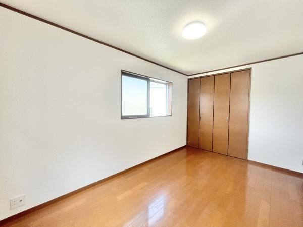 【寝室】 | 木目のフローリングが暖かみのある室内に。明るい寝室で心地のいい朝を迎えられそう。