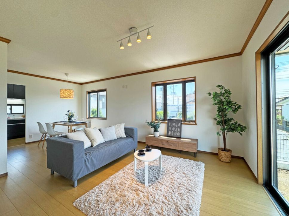 藤沢市宮原　中古戸建の居間・リビング|こちらのリビングで趣味の時間をお楽しみください