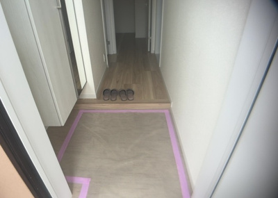 【玄関】 | ライオンズマンション南林間第２ | 玄関は家の顔でもあり、家族以外の目にも止まる場所です。玄関は外との間を仕切る扉、靴などをしまっておく収納スペース、靴脱ぎのたたきスペース、来客とのやり取りをするドアホンなど複数のアイテムからなります。