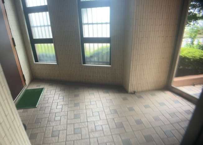 【エントランス】 | ライオンズマンション南林間第２ | マンションのエントランスには、もともと風よけや防犯の役割がありますが、マンションによって宅配ボックスなどの設備が備わっている所もあります。日々の生活をイメージしながら生活しやすさをチェックしましょう。