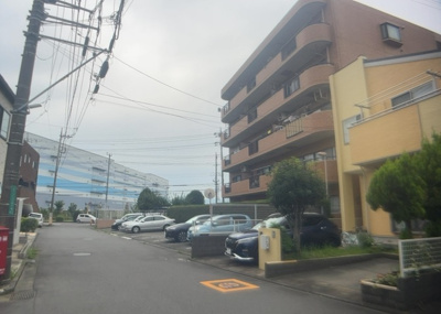 【現況写真】 | ライオンズマンション南林間第２ | 外観はマンション管理がされているかの目安になります。築年数が古いと、壁面は劣化してひび割れが生じることも！建物が古びていても細かいところが修繕されていると、きちんと管理されているなぁと感じるでしょう。