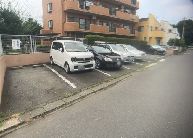 【駐車場】 | ライオンズマンション南林間第２ | 車一台あたりに必要なスペースは、標準サイズの普通自動車で横幅2m50cm、長さ5mは必要になります。ただし、乗降のことも考慮して横幅3m30cm、長さ5m50cmほどは確保できるところを選びましょう。