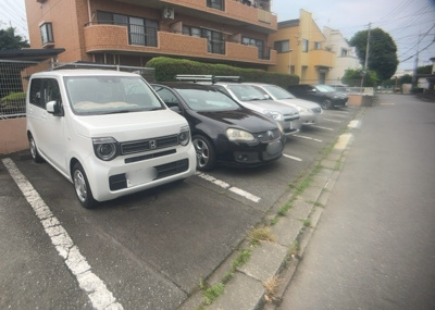 【駐車場】 | ライオンズマンション南林間第２ | 駐車場と明記されていても、最小スペースでつくられた駐車場だと大型車は駐車できなかったり、出入りしにくくなったりする可能性があります。お車のサイズと購入したい物件の駐車場のサイズを現地で確認しましょう。