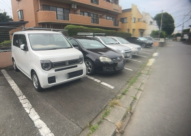 【駐車場】 | ライオンズマンション南林間第２ | 駐車場と明記されていても、最小スペースでつくられた駐車場だと大型車は駐車できなかったり、出入りしにくくなったりする可能性があります。お車のサイズと購入したい物件の駐車場のサイズを現地で確認しましょう。
